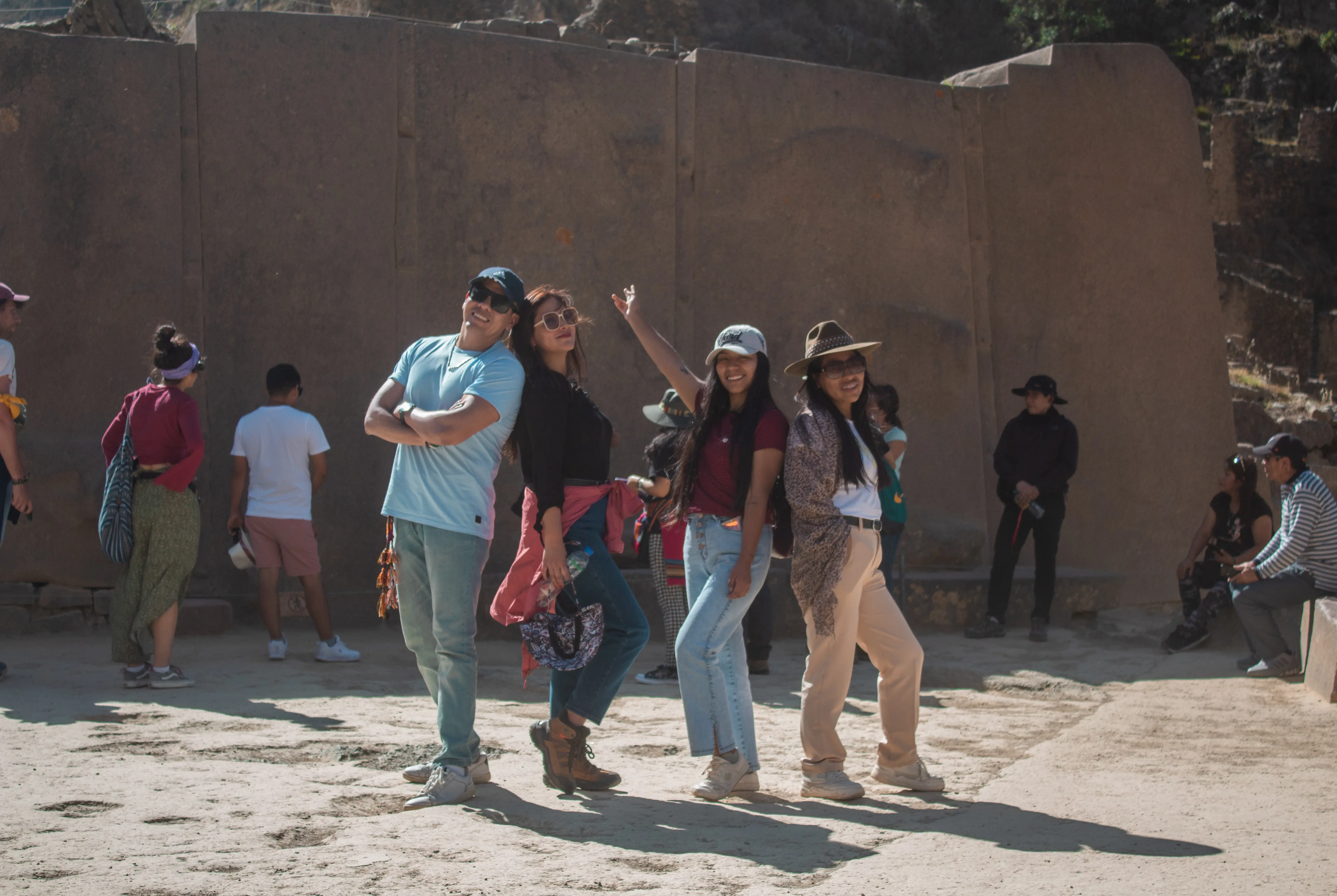 Turistas frente al Templo del Sol Ollantaytambo